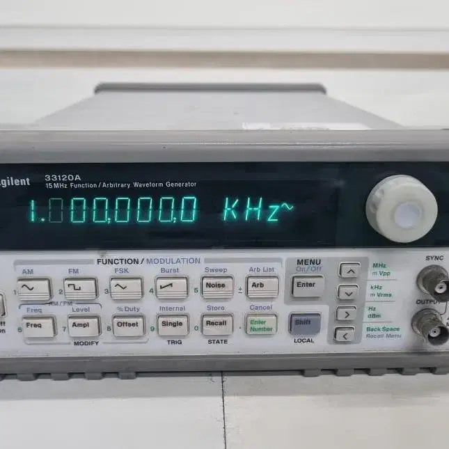 Agilent 33120A 15MHz 함수 임의파형 발생기.