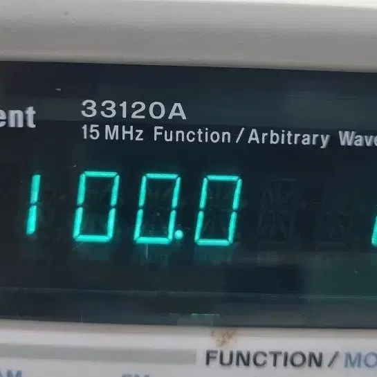 Agilent 33120A 15MHz 함수 임의파형 발생기.