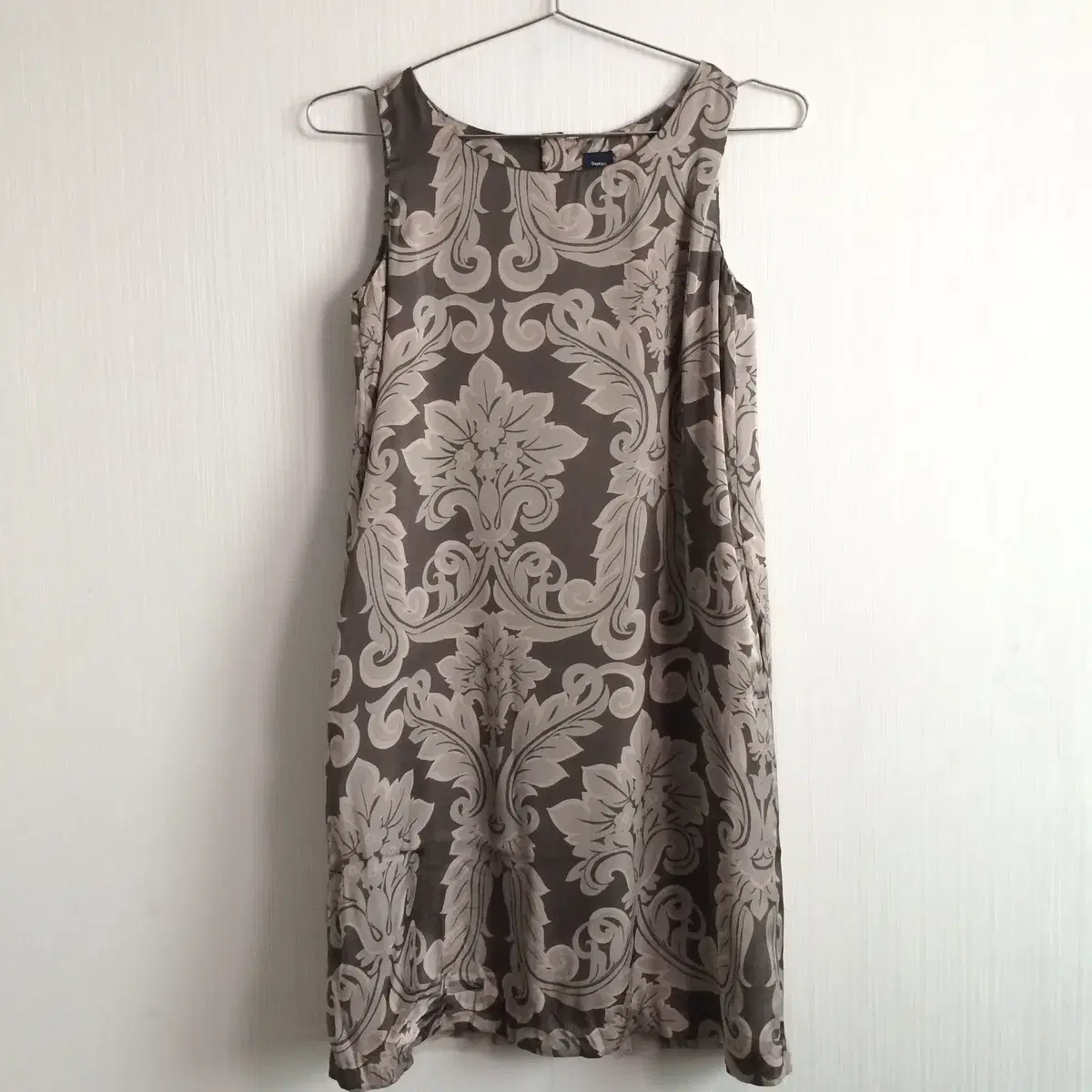 Ornament pattern sleeveless onepiece