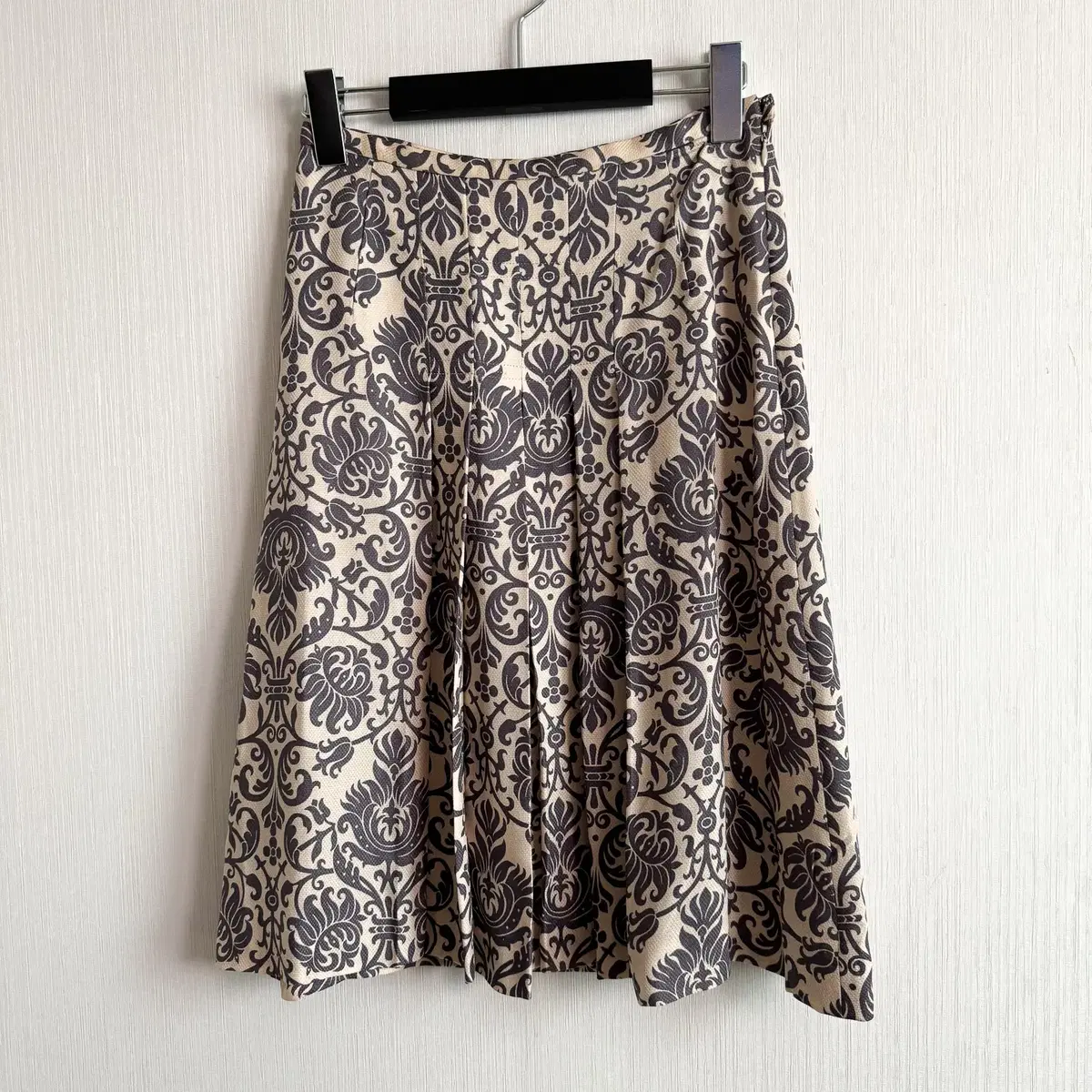 Ornament pattern pleats midi skirt