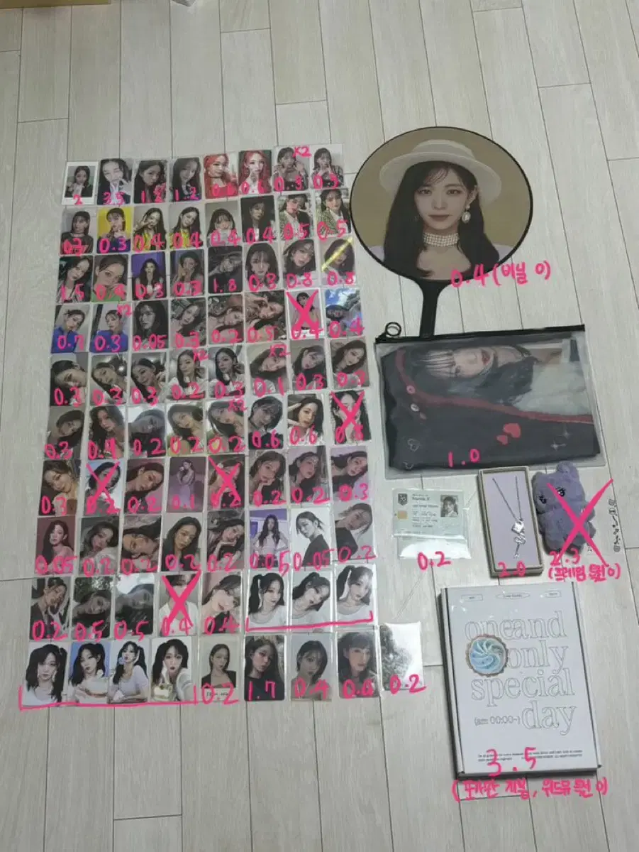 Lee Chaeyoung Photocard, sells merchandise