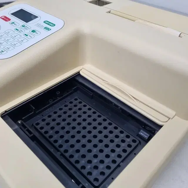 BIO RAD 680 Microplate Reader.