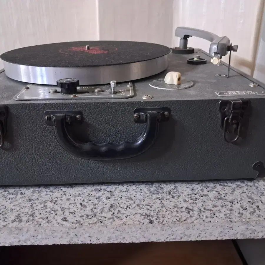 REK- O -KUT LP-743 TURNTABLE