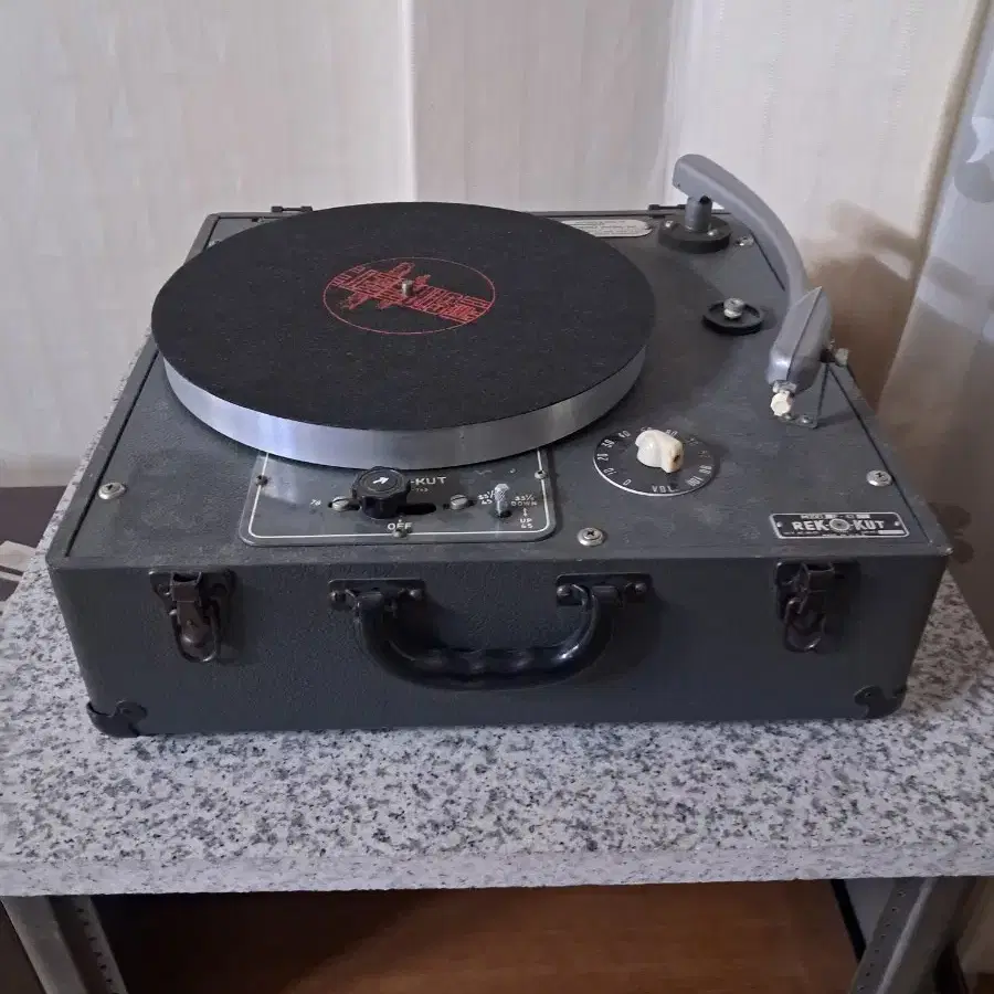 REK- O -KUT LP-743 TURNTABLE