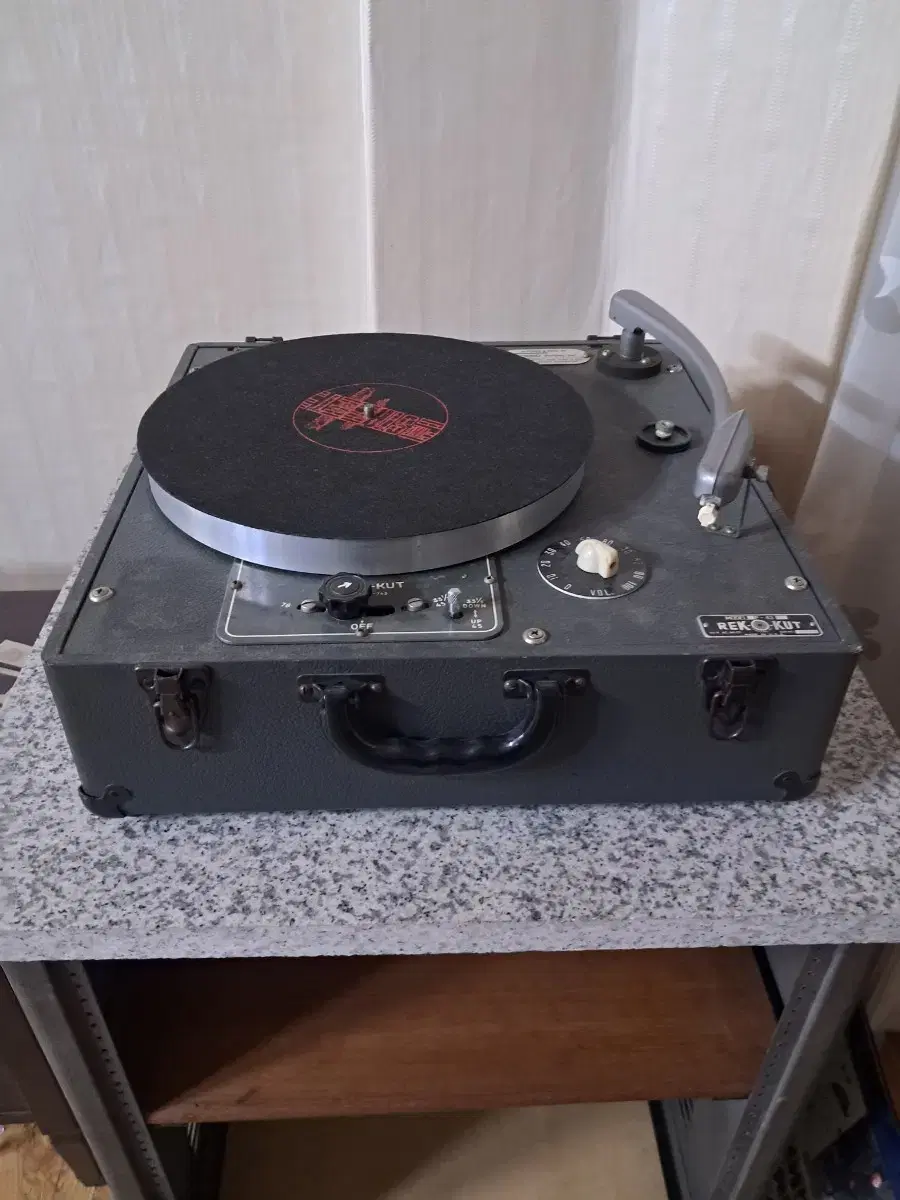 REK- O -KUT LP-743 TURNTABLE