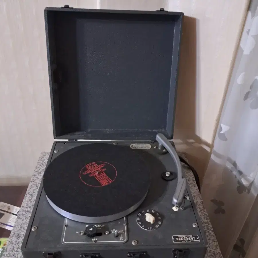 REK- O -KUT LP-743 TURNTABLE