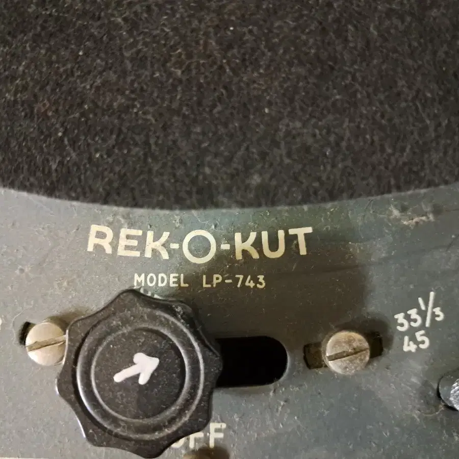 REK- O -KUT LP-743 TURNTABLE