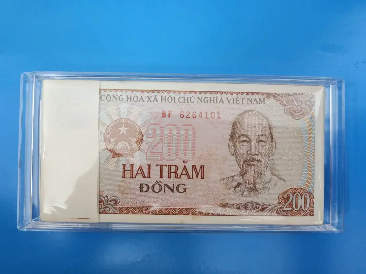 Vietnam 1987 200 dong 100 sheets Serial number bundle.