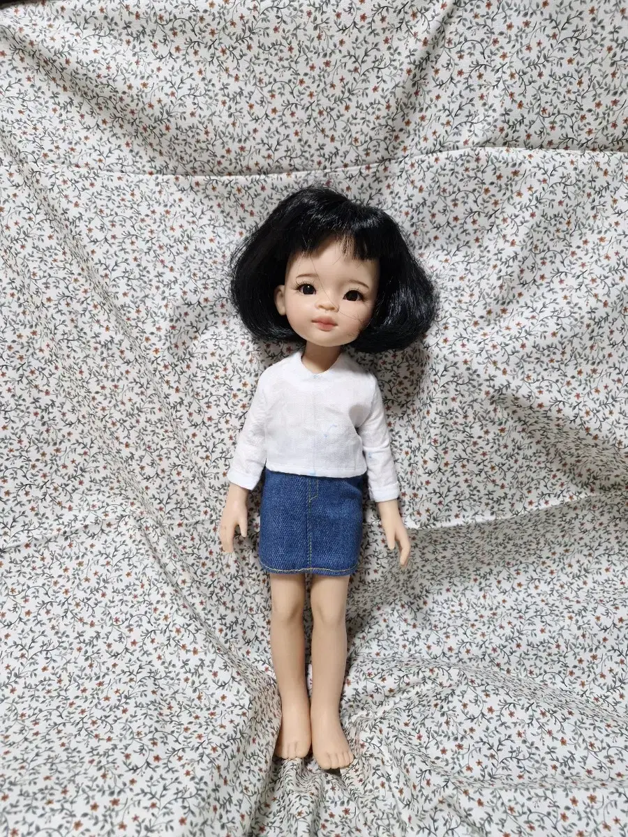 I'm selling a paola layla or jeans (doll clothes)