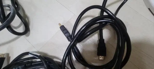 hdmi 선 3개 컴퓨터 전원선 1개 일괄 팔아요.