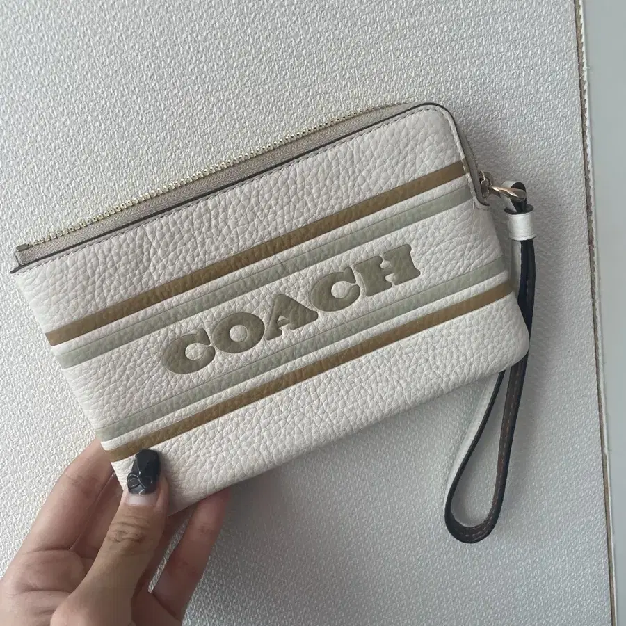 코치 스트라이프 코너 지퍼 팔찌 COACH Corner Zip Wrist