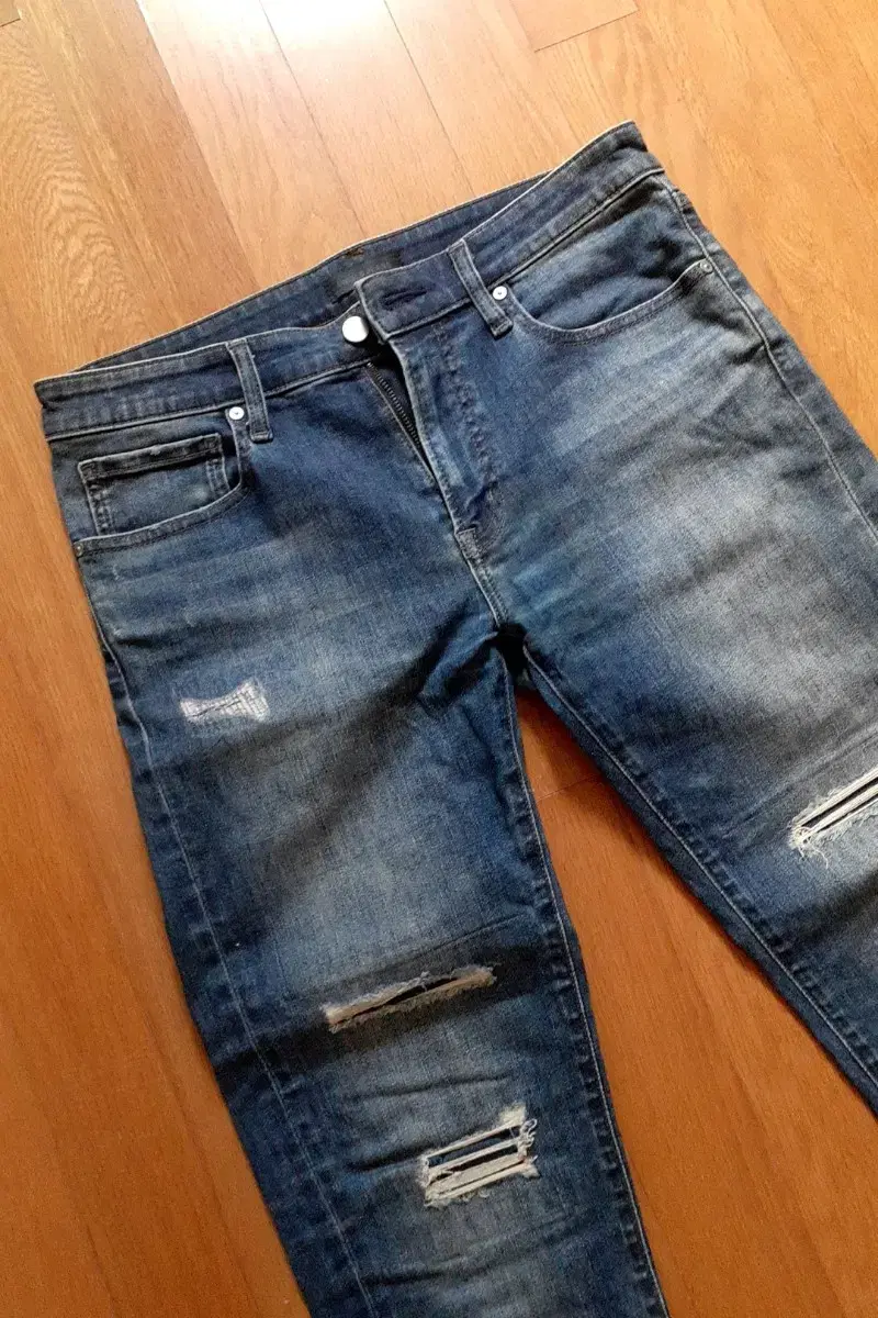 Uniqlo Ultra Stretch Skinny Fit Damaged Jeans