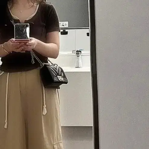 샤넬 쉐브론미니백 샴페인골드 블랙캐비어 사진 5