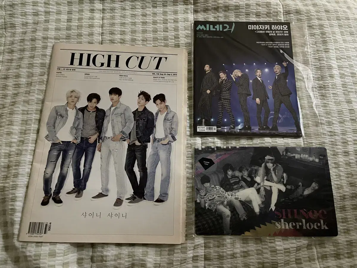 Shinee magazines mousepads bands bracelets pencil cases photocard coasters l-holder and more in bulk.