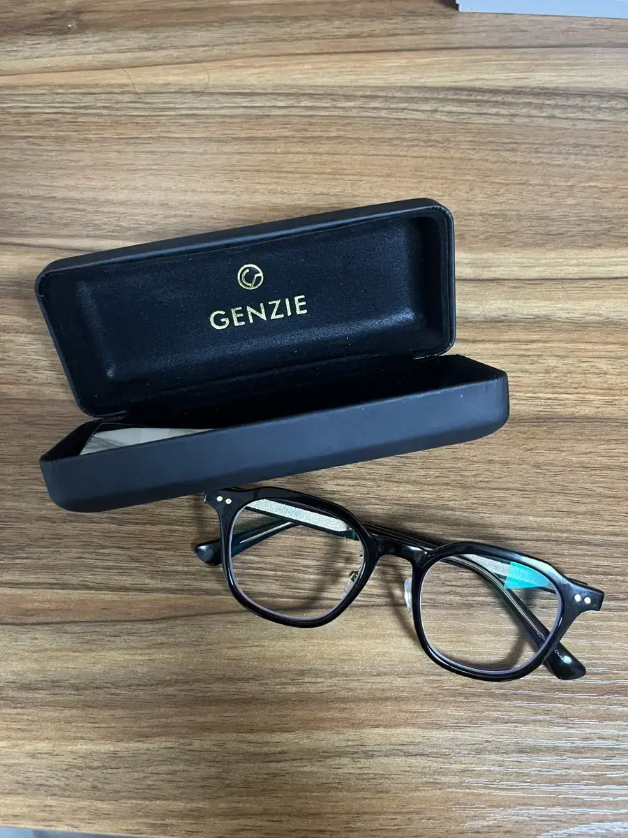 GenzieHorn-rimmed glasses