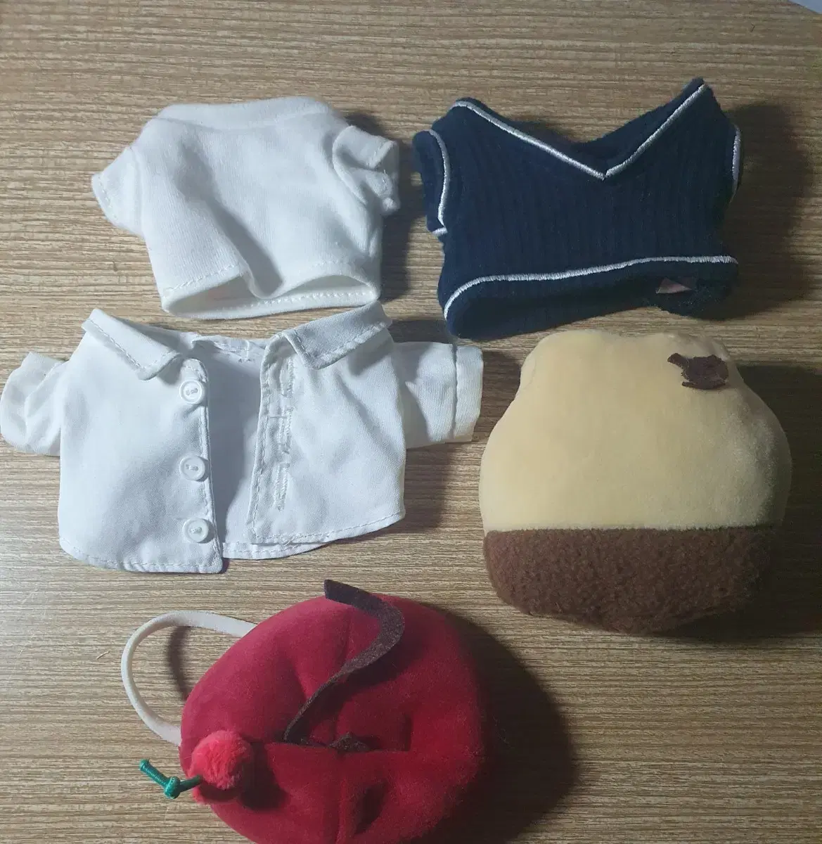 Sells 15-centimeter cotton doll clothes.