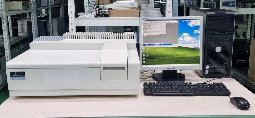 Perkin Elmer Lambda 35 UV/VIS 분광광도계.