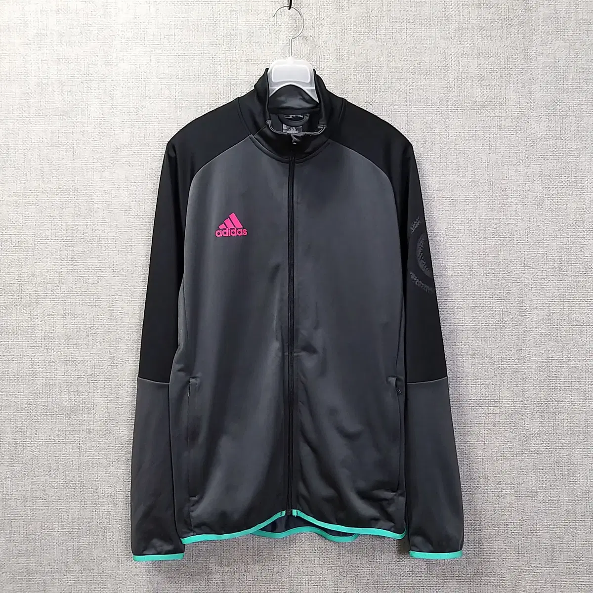 4d. Adidas Black Gray Pink Go Jersey Top Men100