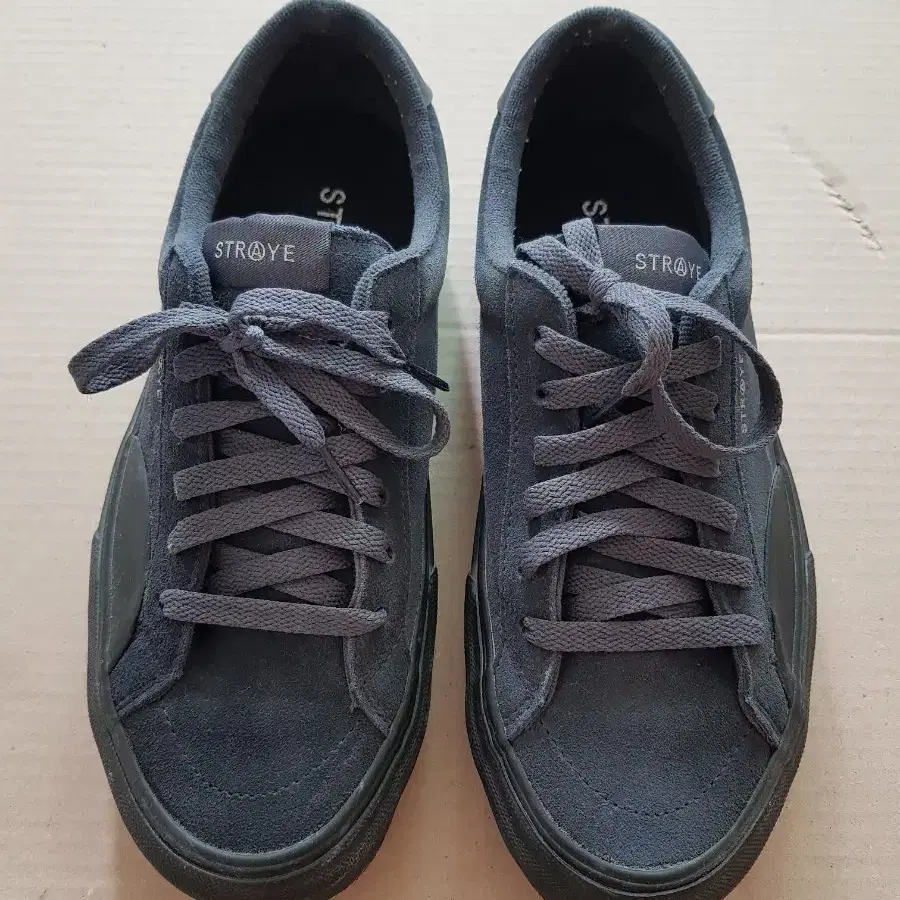 STRAYE 신발 LOGAN / CARBON SUEDE