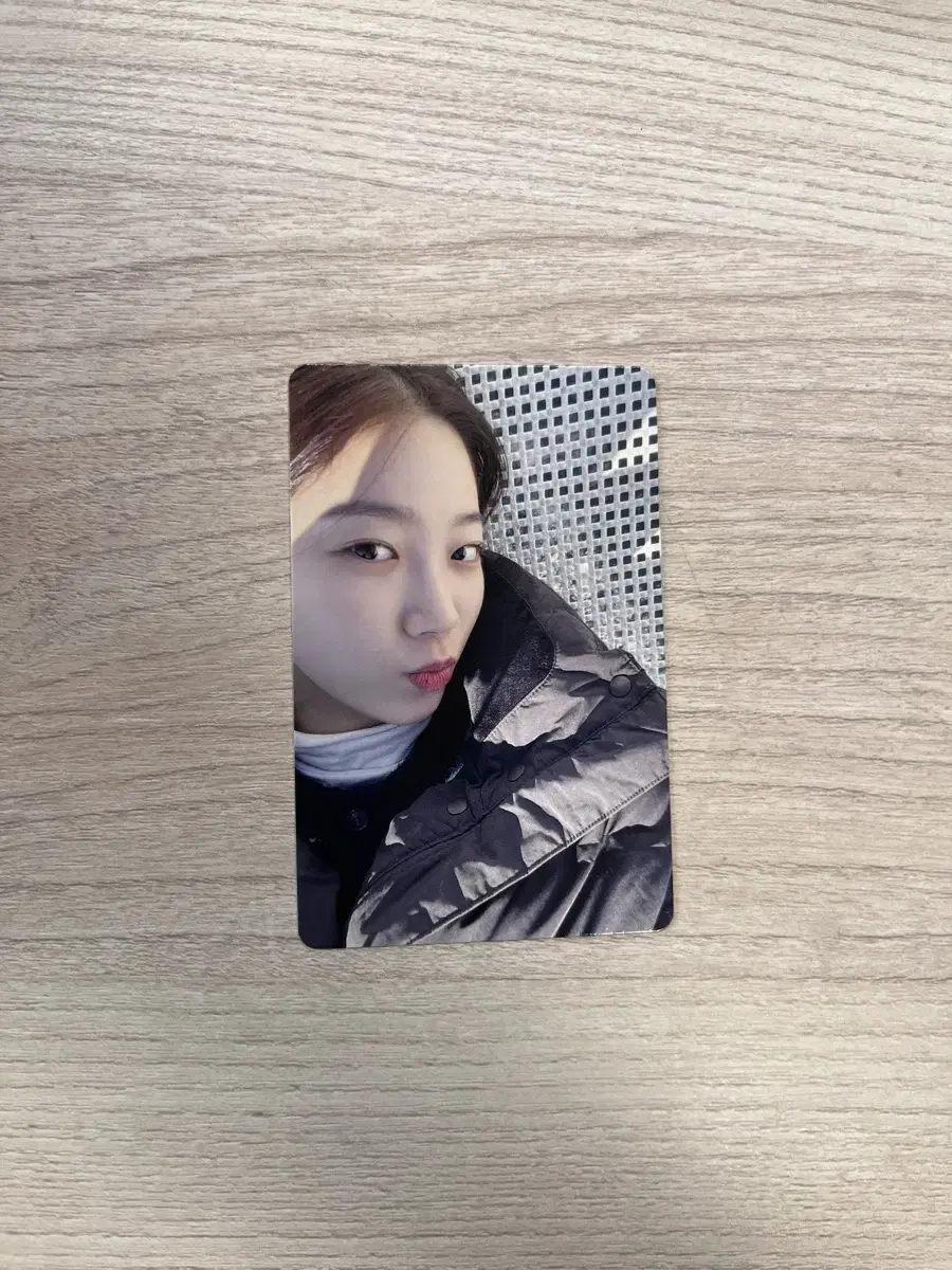 Bombshell) le sserafim kazuha dey off photocard sell it.