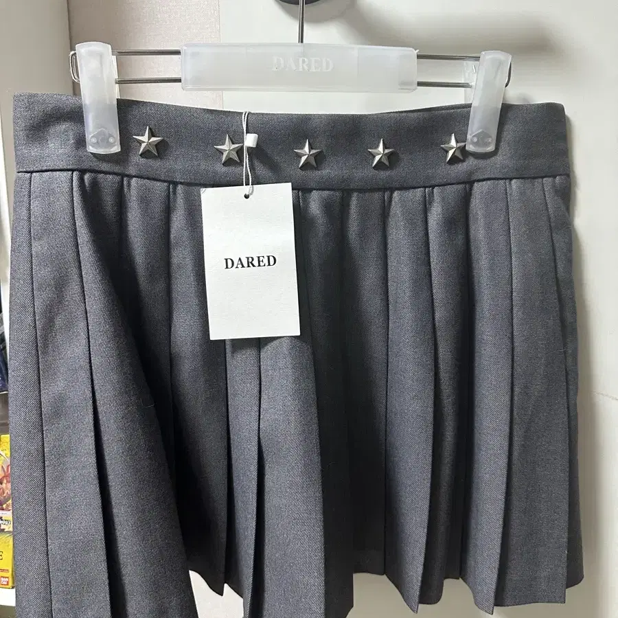 Dared STAR RIVET PLEATED MINI SKIRT뉴진스