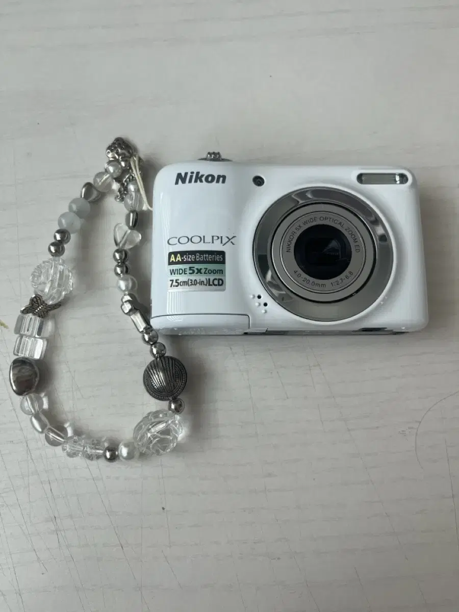 We are selling a Nikon Coolpix L25 vintage digital camera.