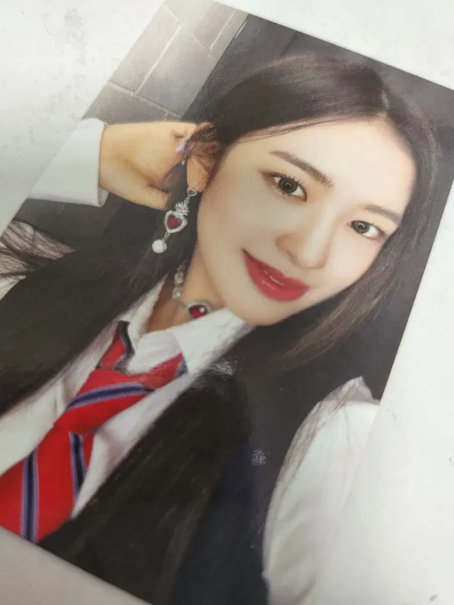 Ahn Yujin sells school uniforms photocard 