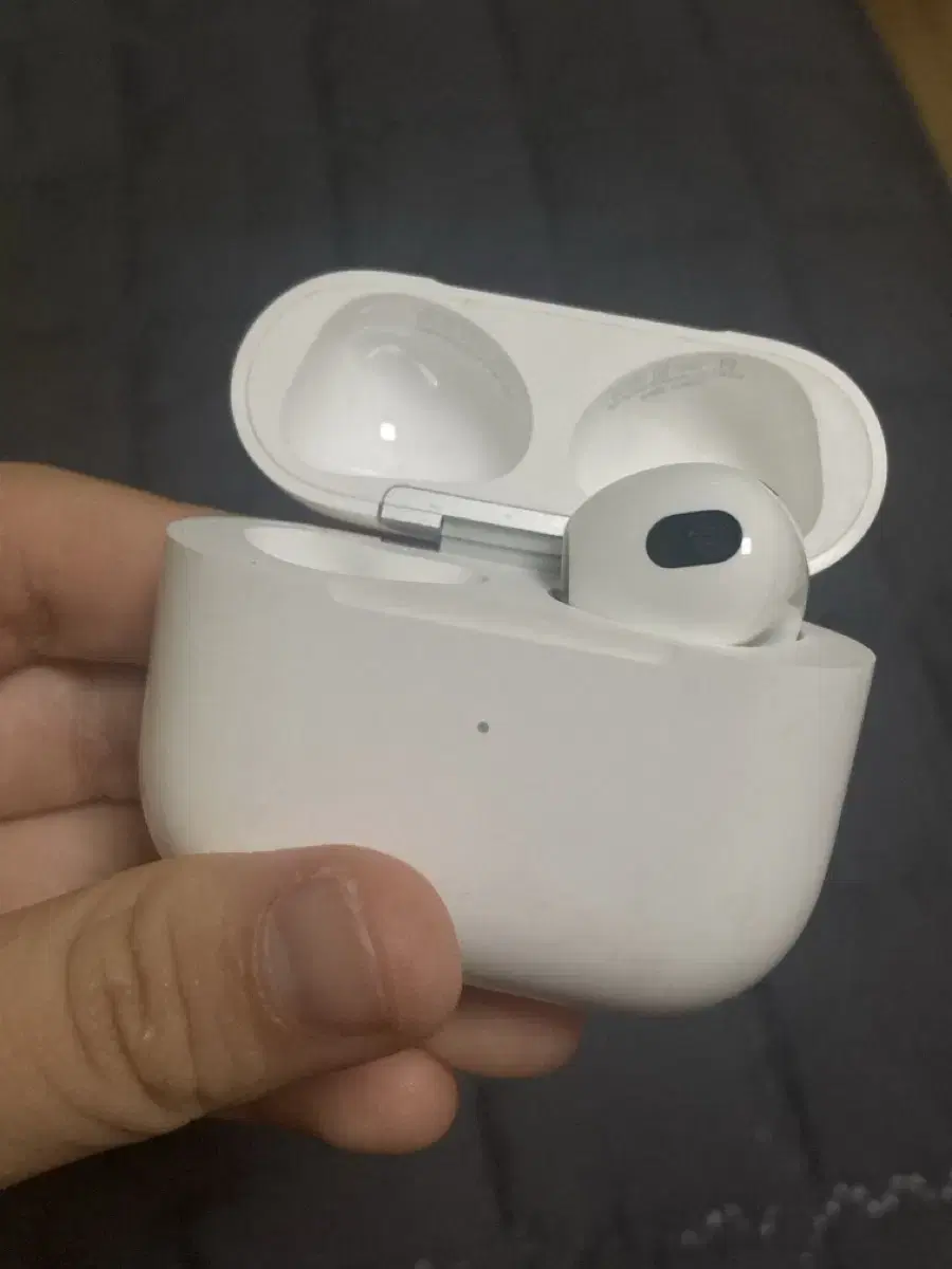 Airpods 3rd Gen Base + Right Quick sale (box included)