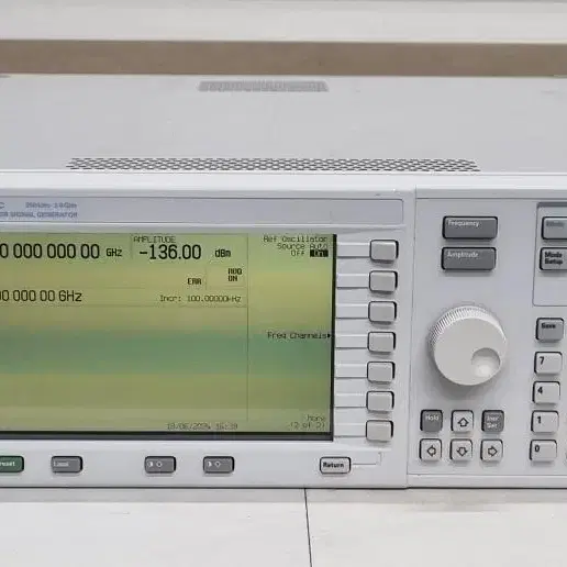 Agilent E4438C ESG 벡터 신호 발생기.