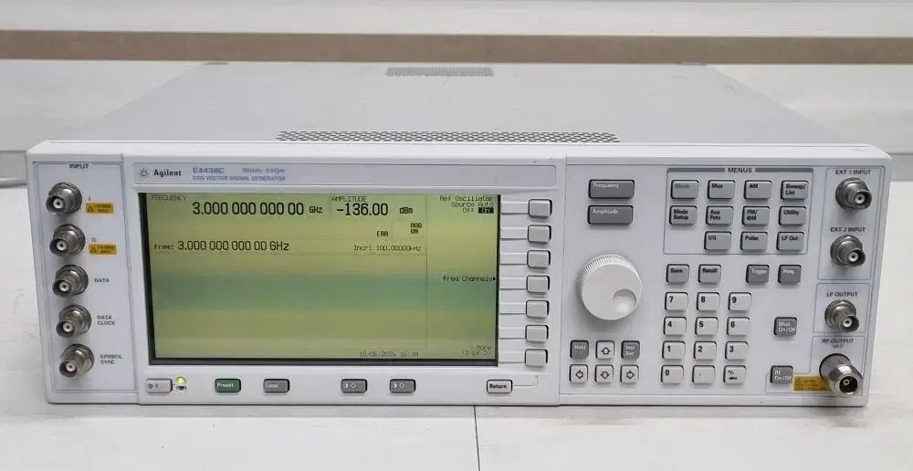 Agilent E4438C ESG 벡터 신호 발생기.