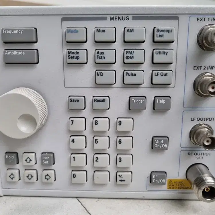 Agilent E4438C ESG 벡터 신호 발생기.