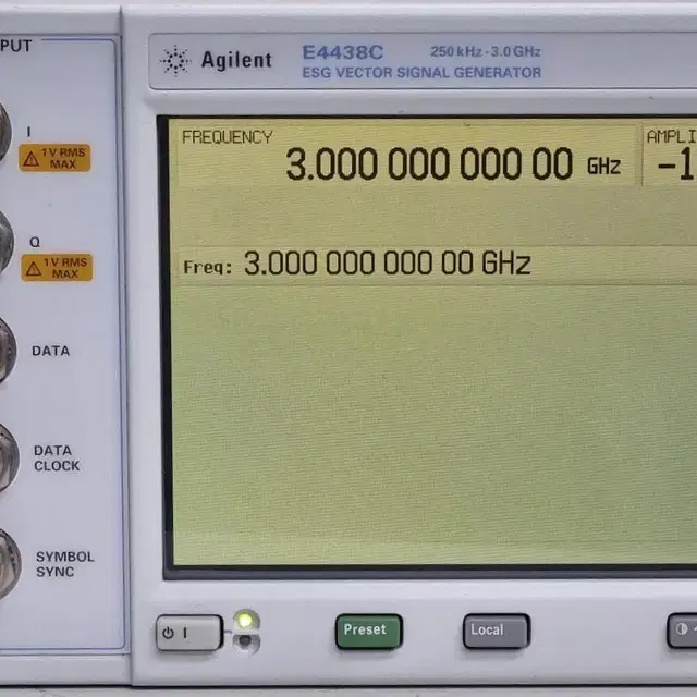 Agilent E4438C ESG 벡터 신호 발생기.