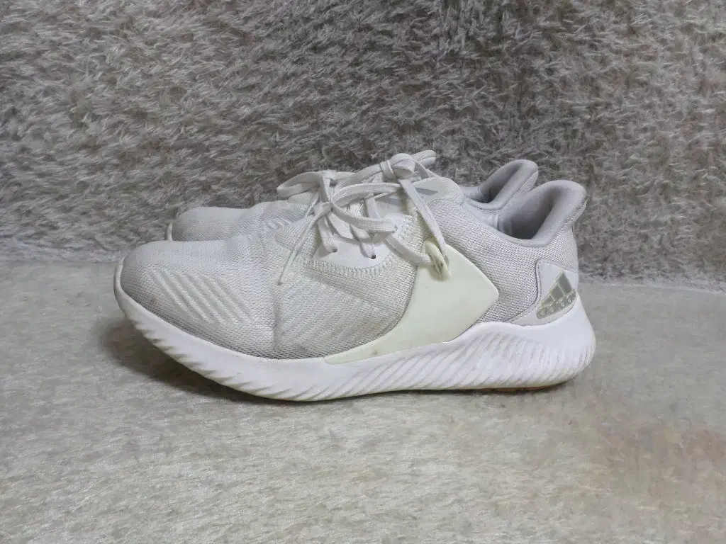 BettyBumGuide 270 Adidas Alpha Bounce RT White Sneakers Used Shoes