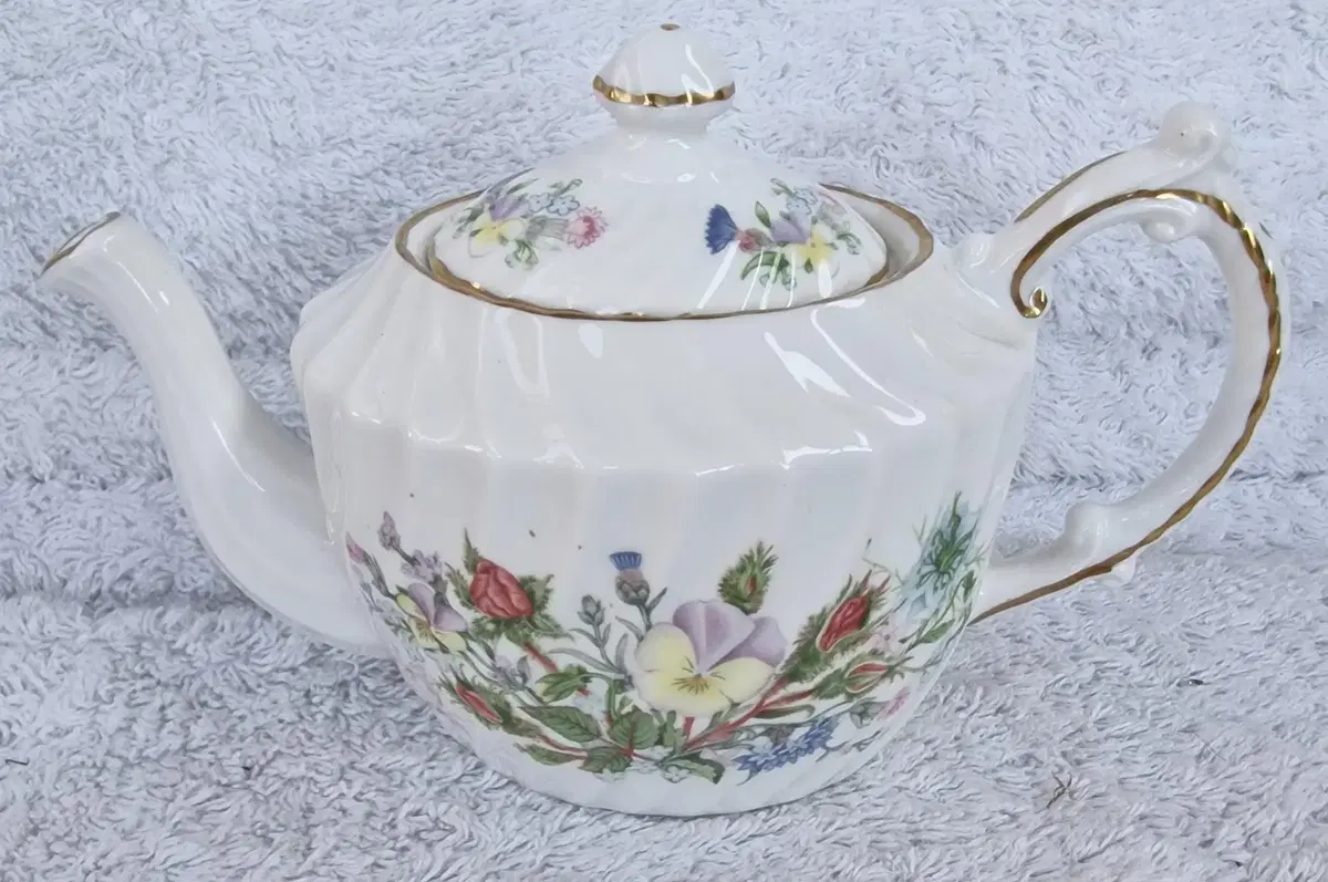 Ansley Wild Tudor Super Rarity Small Tea Pot.