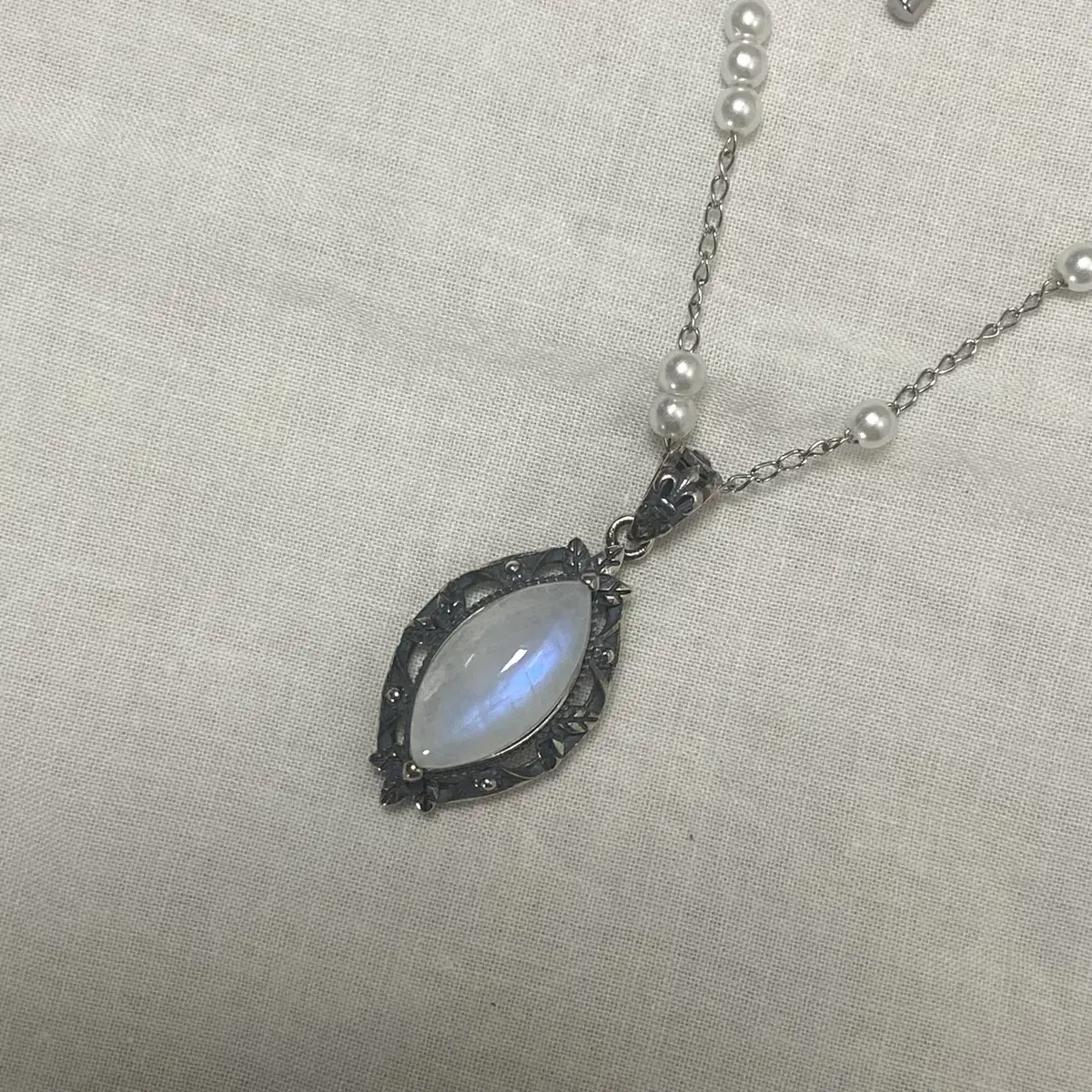 Vintage-inspired Rainbow Moonstone Pendant Necklace in Silver