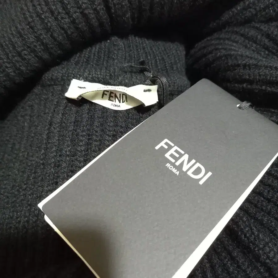 FENDI 캐시미어 밍크 폼폼