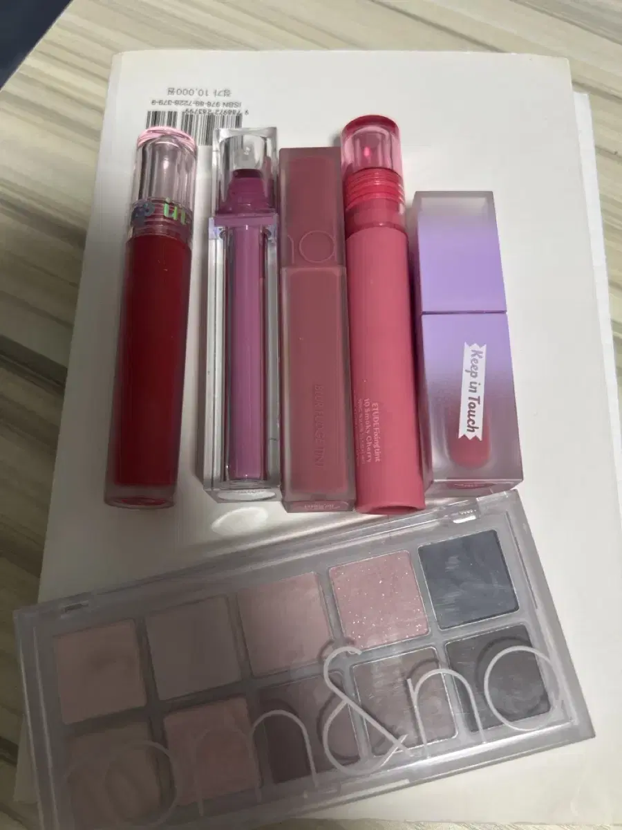 I'm selling the tint and shadow palette.
