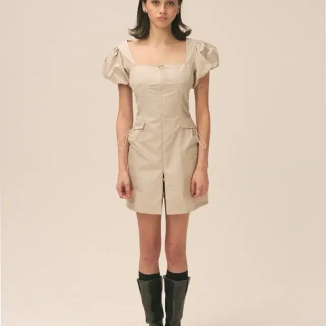 글로니 DETROIT PUFF DRESS (SAND)