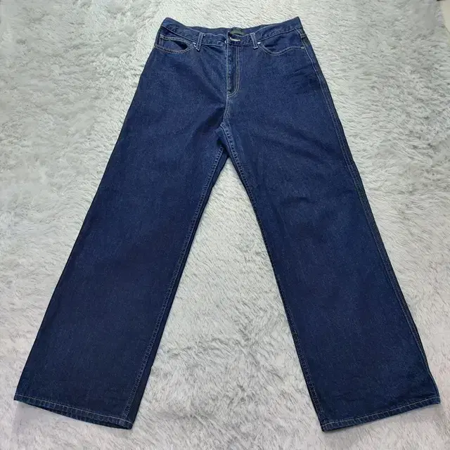 32) Uniqlo Jeans Wide Fit