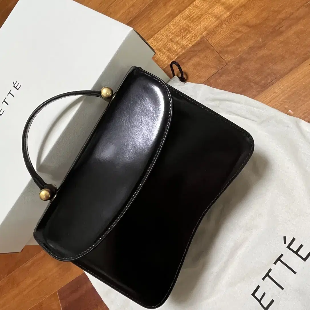 애테 ETTE COSME SQUARE BAG_PATENT BLACK