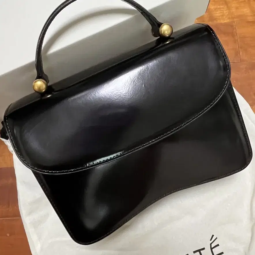 애테 ETTE COSME SQUARE BAG_PATENT BLACK