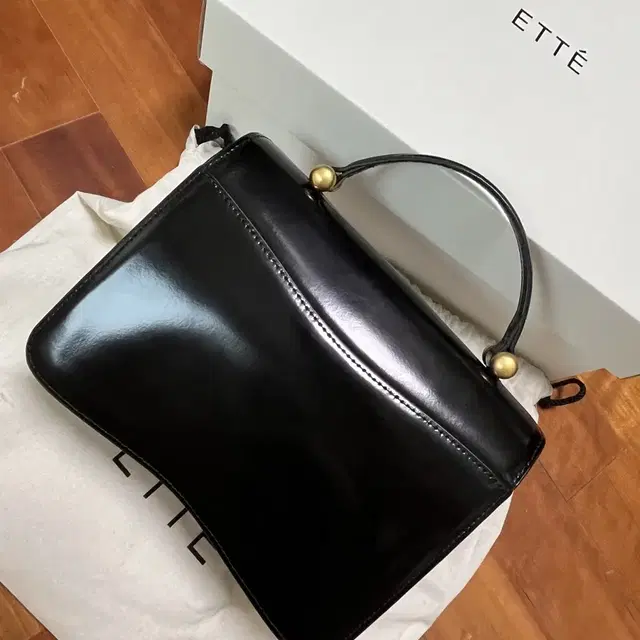 애테 ETTE COSME SQUARE BAG_PATENT BLACK