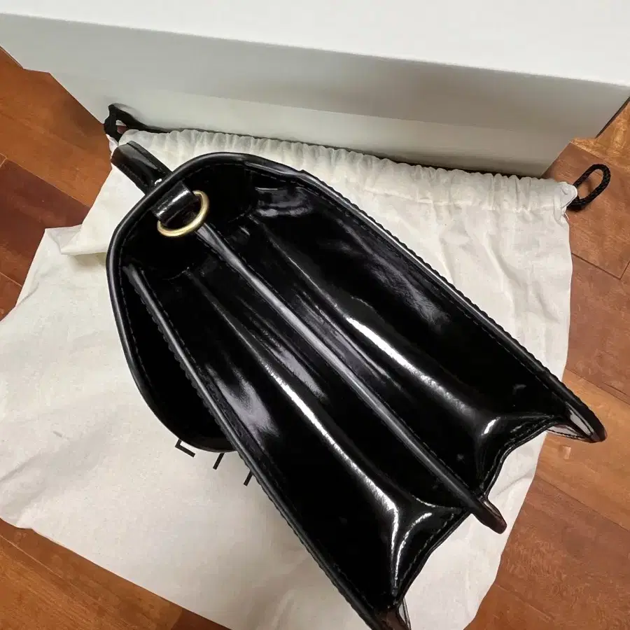 애테 ETTE COSME SQUARE BAG_PATENT BLACK