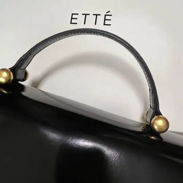 애테 ETTE COSME SQUARE BAG_PATENT BLACK