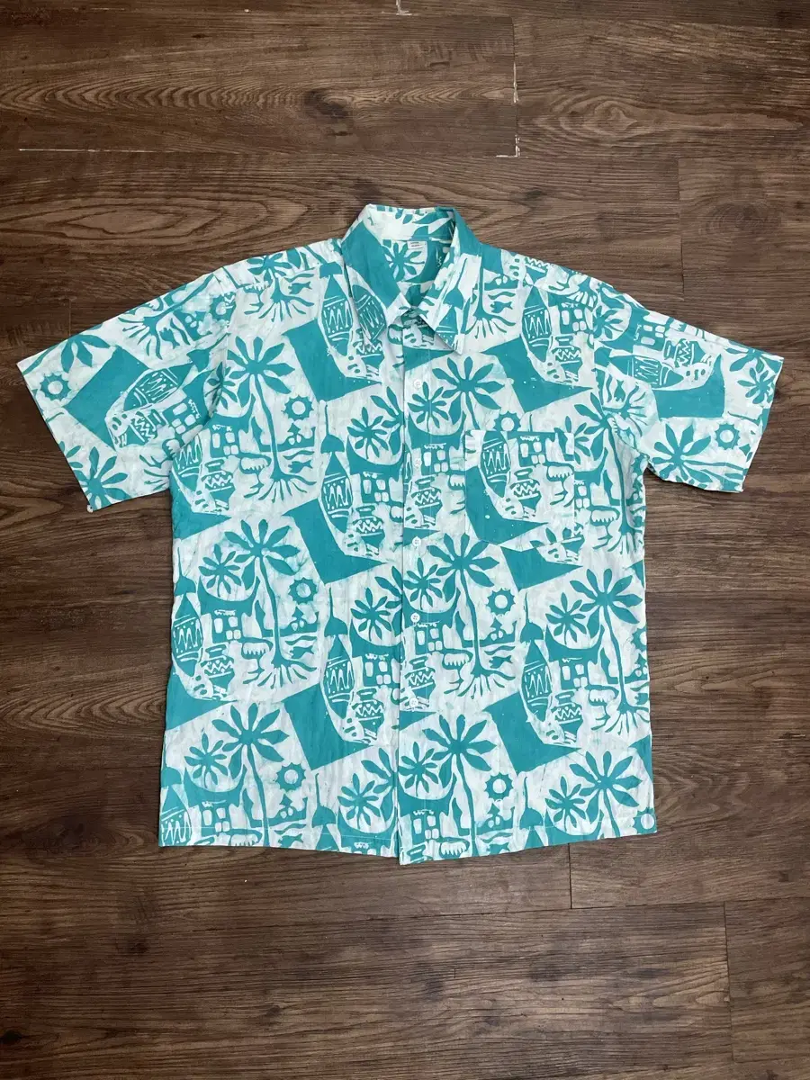 Hawaiian shirt with turquoise geometric pattern