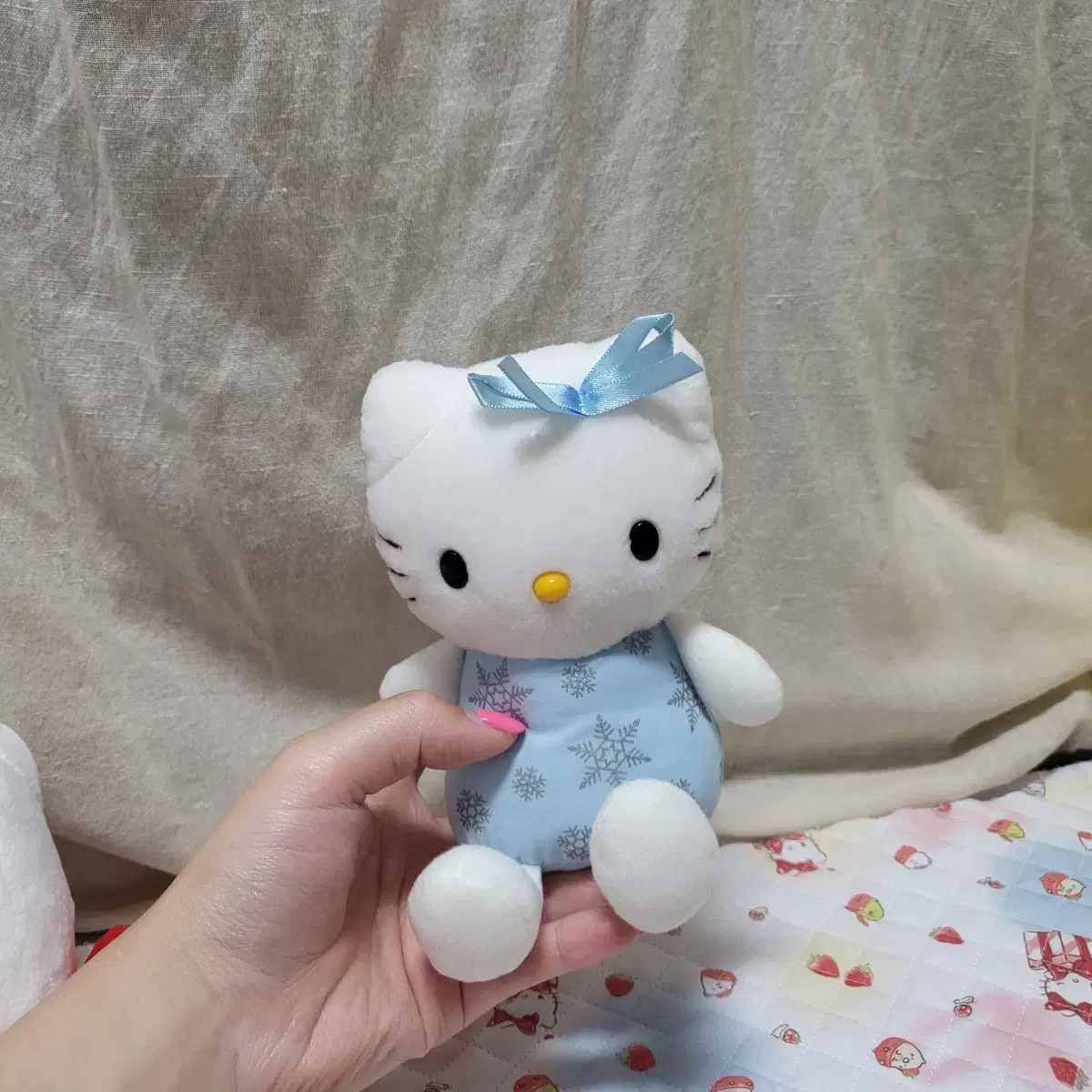 '02 Classic Kitty Haneul Snowflake Doll