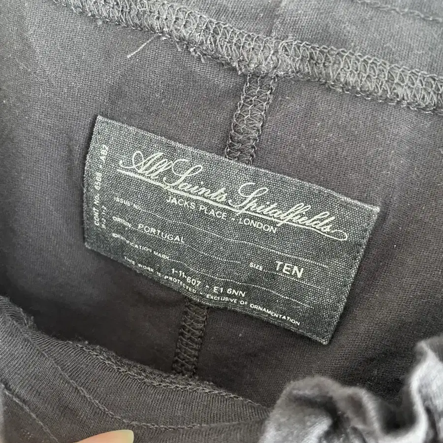 Allsaints  오프숄더 크롭탑