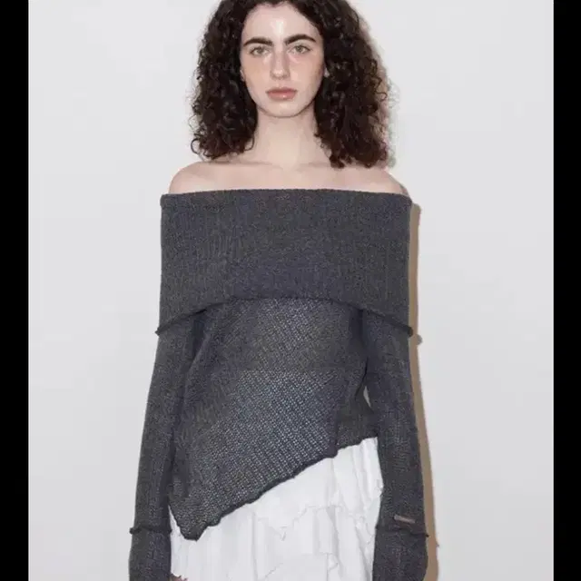 폴리수엠 SLOUCHY OFF-SHOULDER SWEATER, CHARC