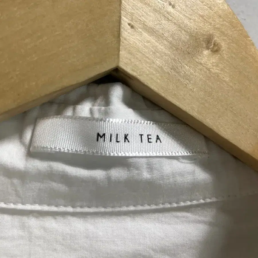 55-66 MILKTEA 화이트 흰색 크롭 긴팔 셔츠 남방