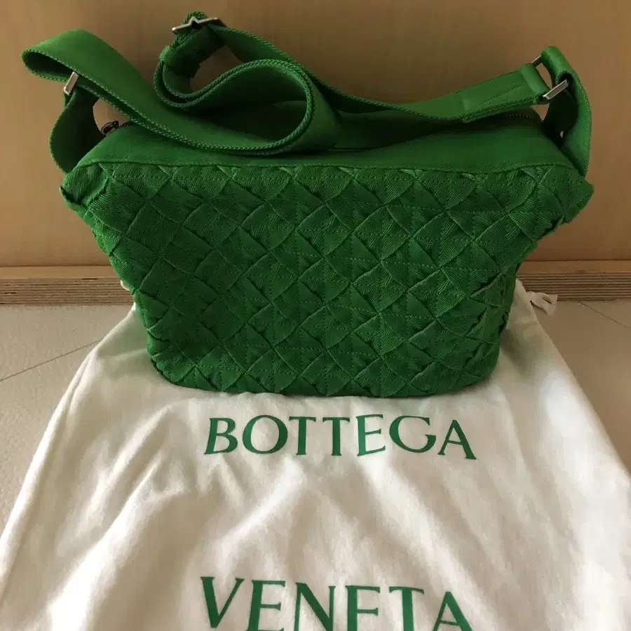 보테가베네타(Bottega Veneta) 위빙 크로스바디백